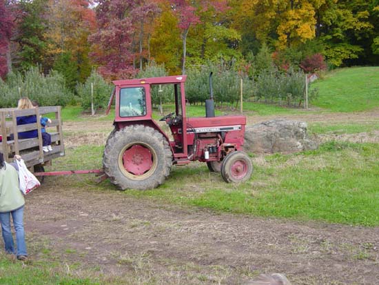 mm-10-18-hayride-tractor